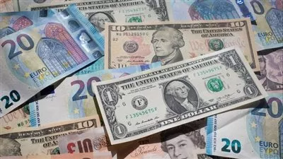 تراجع جماعي للدولار والعملات الأجنبية والعربية أمام الجنيه خلال تعاملات اليوم