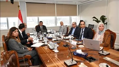وزير الإسكان يبحث مع «سيمنز» استخدام الأنظمة والحلول الذكية بالمدن الجديدة