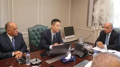 وزير الكهرباء يبحث مع «ستيت جريد» الصينية إضافة قدرات جديدة من الطاقات المتجددة 