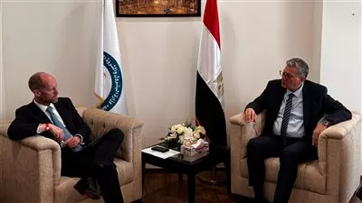 وزير البترول يبحث مع «البنك الأوروبي» تمويل مشروعات الطاقة المتجددة في مصر 