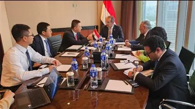 وزير الاتصالات يبحث مع Honor الصينية إنشاء مصنع للهواتف المحمولة في مصر