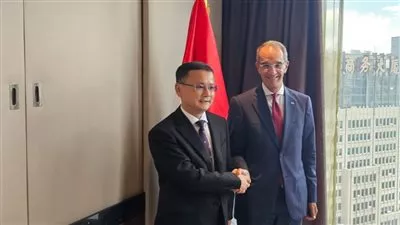 وزير الاتصالات يبحث خطط عدد من شركات الهواتف المحمولة الصينية للتوسع بمصر