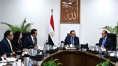 رئيس الوزراء يناقش سبل حوكمة منظومة استيراد سيارات ذوي الهمم