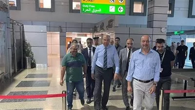 وزير الطيران يقوم بجولة تفقدية مفاجئة في مطار سفنكس الدولي