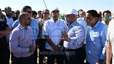 رئيس الوزراء يتابع سير إجراءات تسليم الأراضي والتعويضات المُخصصة للمُستحقين برأس الحكمة 