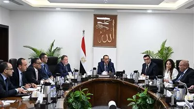رئيس الوزراء يناقش مسودة قانون يحكم عمل مناطق المال والأعمال