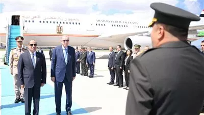 الرئيس السيسي يصل أنقرة في أول زيارة رسمية إلى تركيا