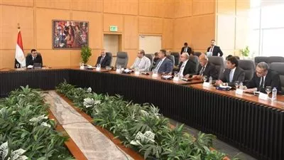 وزير الإسكان يبحث مع المطورين العقاريين المشاركة في المنتدى الحضري العالمي