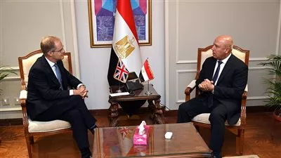 وزير النقل يبحث مع السفير البريطاني فرص التعاون بمجالات الصناعة والطاقة المتجددة