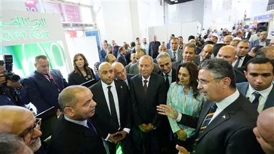 وزير التموين يتفقد جناح البريد في معرض أهلًا مدارس