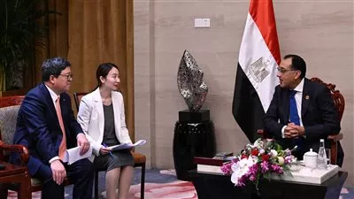 رئيس الوزراء يبحث مع «زد تي إي» الصينية تصنيع التابلت في مصر