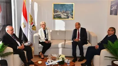 وزير الطيران يبحث مع تاليس الفرنسية آليات التعاون المشترك