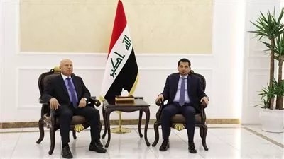 مصر والعراق تبحثان تدعيم التعاون المشترك بمجالات النقل والصناعة