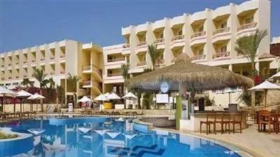 نقابة العاملين بالسياحة والفنادق توقع اتفاقية عمل مع فندق موفنبيك طابا