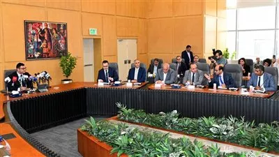 وزير الإسكان: إتاحة الأراضي للمستثمرين المصريين بالجنيه.. وفرص للشراكات الأجنبية بالدولار 