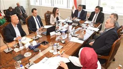 وزير الإسكان ومحافظ الجيزة يستعرضان مخطط تطوير المنطقة المحيطة بالأهرامات