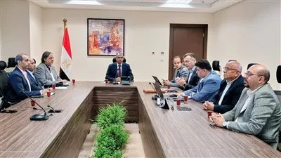 وزير الاسكان يوجه بتعزيز الشراكة مع القطاع الخاص في مشروعات المياه والصرف 