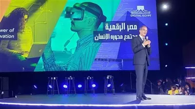 وزير الاتصالات: مستمرون فى رقمنة الخدمات الحكومية ومد كابلات الألياف الضوئية بالقرى
