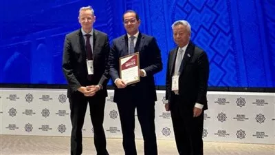 رئيس البنك الآسيوى للاستثمار فى البنية التحتية يكرم أحمد كجوك وزير المالية