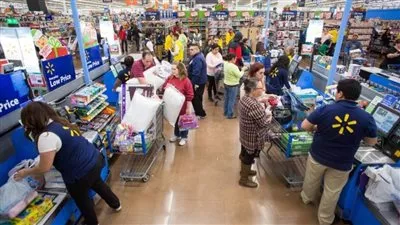 تراجع ثقة المستهلك الأمريكي لأقل مستوى في 3 سنوات 