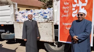 «الأوقاف» توزع 60 طنّ سلع غذائية للأسر الأولى بالرعاية في 13 محافظة