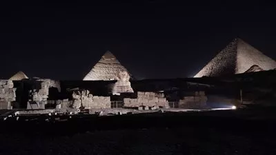 إضاءة أهرامات الجيزة وتمثال أبوالهول احتفالا باليوم العالمي للسياحة