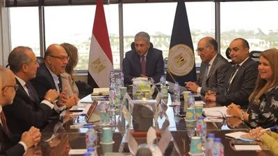 وزير السياحة يبحث سبل التعاون المستقبلية مع غرفة التجارة الأمريكية في مصر 