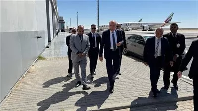 وزير الطيران يتابع خطة تطوير مطار العلمين الدولي 