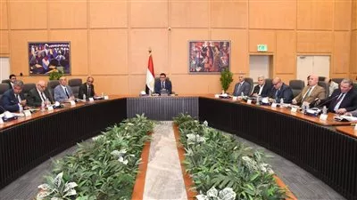 وزير الإسكان يستعرض موقف مشروعات مياه الشرب والصرف الصحي