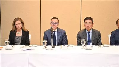 «الخطيب» يستعرض الفرص الاستثمارية في مصر أمام 20 سفيراً من دول آسيا