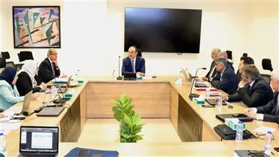 وزير قطاع الأعمال يوجه بزيادة إنتاج شركات الأدوية التابعة وإضافة مستحضرات جديدة