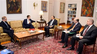 وزير الخارجية يبحث تشجيع الشركات البريطانية على تعزيز استثماراتها فى مصر