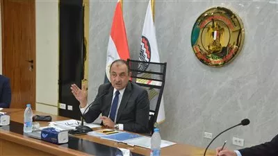 وزير قطاع الأعمال يستعرض مستجدات المشروع القومي لتطوير صناعة الغزل والنسيج