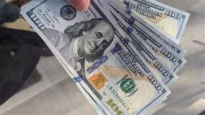 الدولار يقترب من أعلى مستوى في شهرين ونصف
