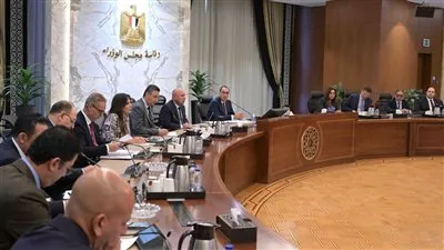 رئيس الوزراء يوجه بالتعامل بحسم مع أي محاولات لإخفاء السلع واحتكارها