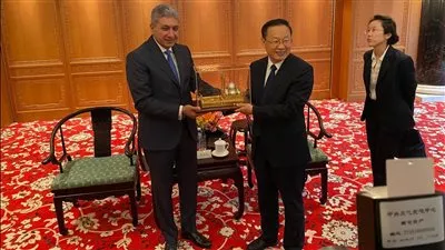 وزير السياحة يبحث مع نظيره الصيني تعزيز سبل التعاون المشترك