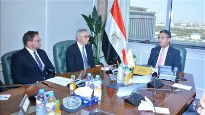 وزير التموين يبحث مع شركة فيروم البولندية خطط توطين صناعة الصوامع بمصر