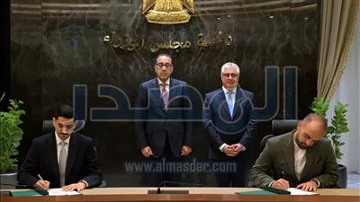 توقيع عقدًا لتصنيع وحدات الإضاءة باقتصادية قناة السويس باستثمارات 15 مليون دولار