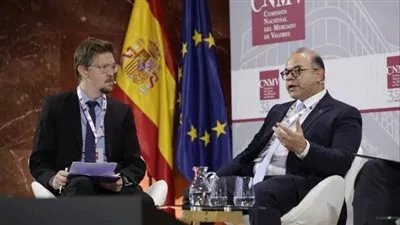 رئيس هيئة الرقابة المالية يشارك في اجتماعات «الأيوسكو» بإسبانيا