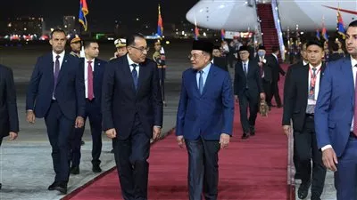 رئيس الوزراء يستقبل نظيره الماليزي بمطار القاهرة الدولي