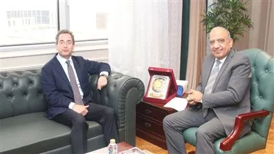 وزير الكهرباء يبحث التعاون مع الشركات الفرنسية  لتوطين صناعة المهمات الكهربائية