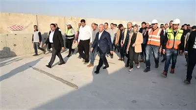 وزير النقل يتفقد مواقع العمل بالخط الأول من القطار السريع