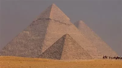 وزارة السياحة تكشف حقيقة هدم أحد أحجار هرم خوفو