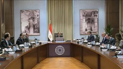 رئيس الوزراء: بدء تحويل السيارات الحكومية للعمل بالغاز الطبيعي