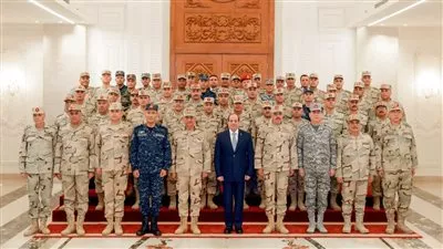 الرئيس السيسي يجتمع مع قادة القوات المسلحة بمقر القيادة الاستراتيجية بالعاصمة الإدارية 