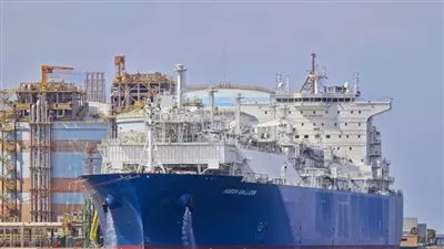 وزارة البترول تنفي تغيير مسار بعض شحنات الغاز المسال المتجهة إلى مصر
