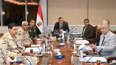 وزير الإسكان يوجه بالإسراع في إجراءات صرف تعويضات المقاولين والموردين