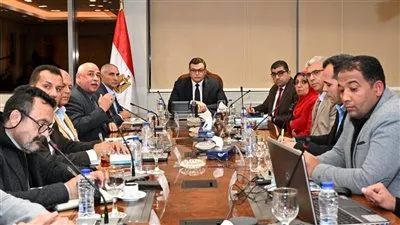 وزير الإسكان يتابع منظومة الصرف الصحي والصناعي بمدينة العاشر من رمضان