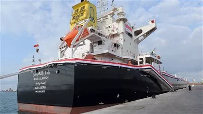 رئيس الوزراء يشهد رفع العلم المصري على سفينة الصب الجاف «وادي العريش»