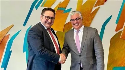 رئيس اقتصادية قناة السويس يستعرض استراتيجية توطين الهيدروجين